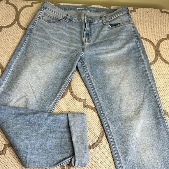 Old Navy Mid-Rise Wow Boyfriend Jeans - Picture 13 of 14